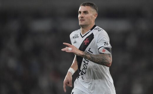 Jogador do Vasco durante partida de futebol.