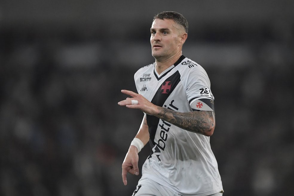 Jogador do Vasco durante partida de futebol.