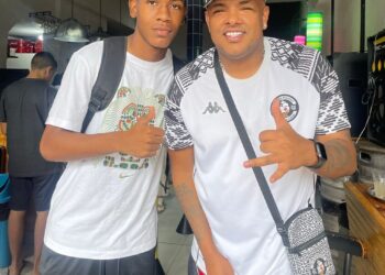 ALT: Dois homens com roupas do Vasco da Gama.