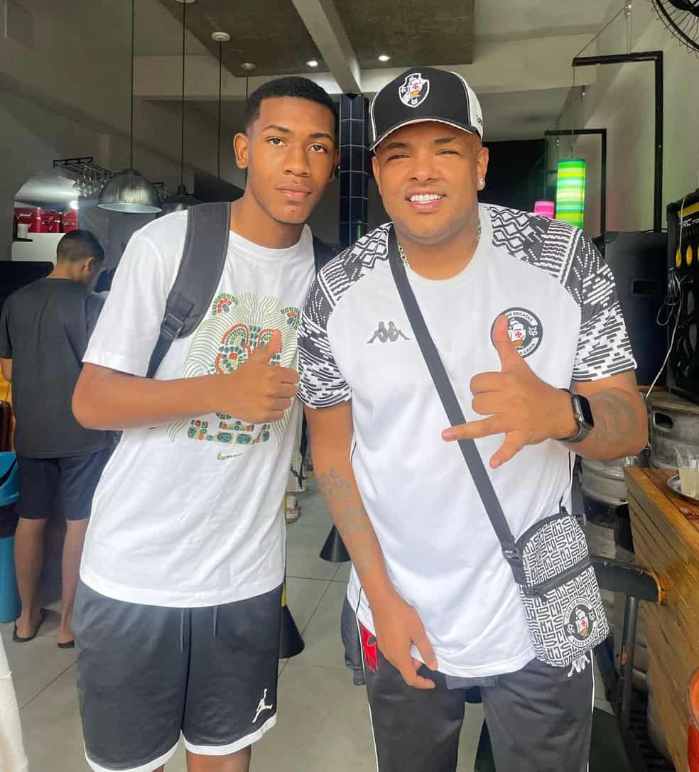 ALT: Dois homens com roupas do Vasco da Gama.