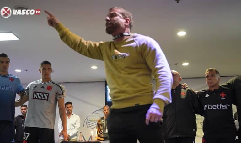 Vasco coaches and players during team discussion.