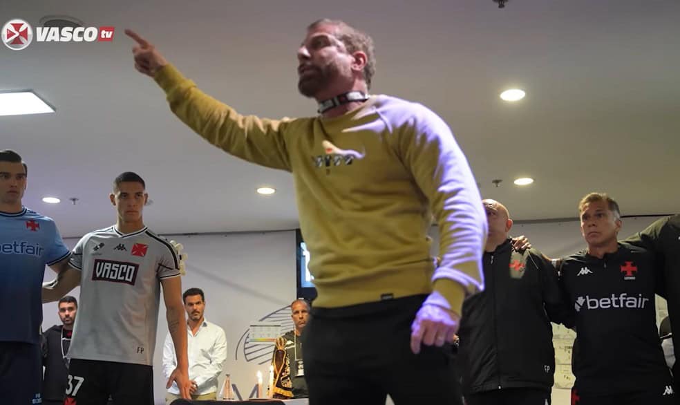 Vasco coaches and players during team discussion.