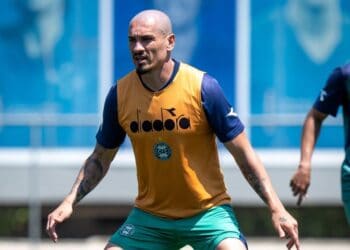 Jogador treinando, de cabeça raspada, com uniforme do Vasco.