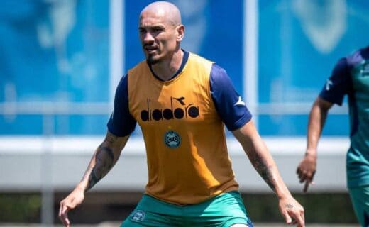 Jogador treinando, de cabeça raspada, com uniforme do Vasco.