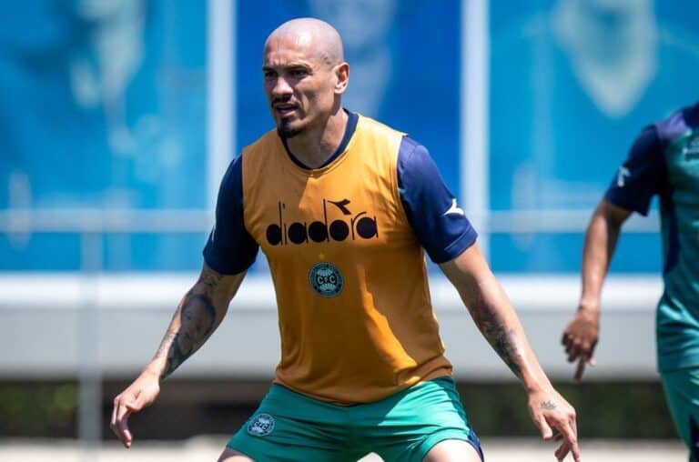 Jogador treinando, de cabeça raspada, com uniforme do Vasco.