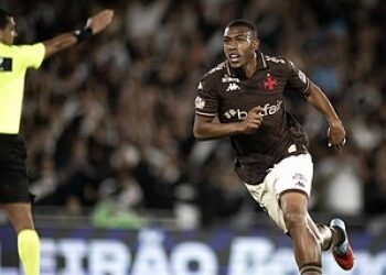 Jogador do Vasco em ação durante partida.