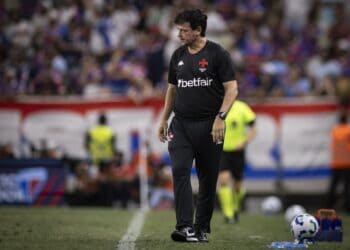 Treinador do Vasco no campo de futebol.