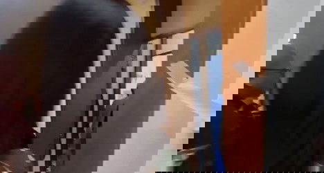 Homem entrando em sala com porta aberta.