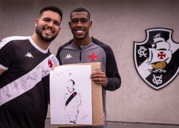 Vestindo camisas do Vasco, dois homens posam com desenho do clube.