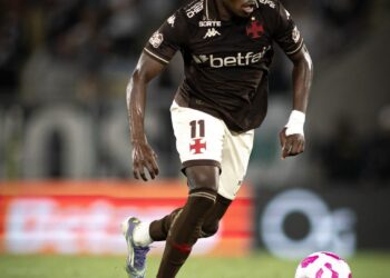 Jogador do Vasco em ação durante partida de futebol.