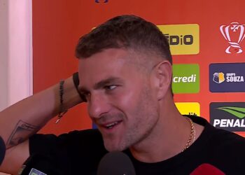 Jogador do Vasco sendo entrevistado em coletiva de imprensa.