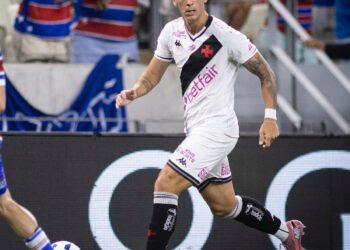 Vasco defender em ação durante jogo no estádio.