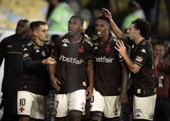 - Jogadores do Vasco comemorando gol.