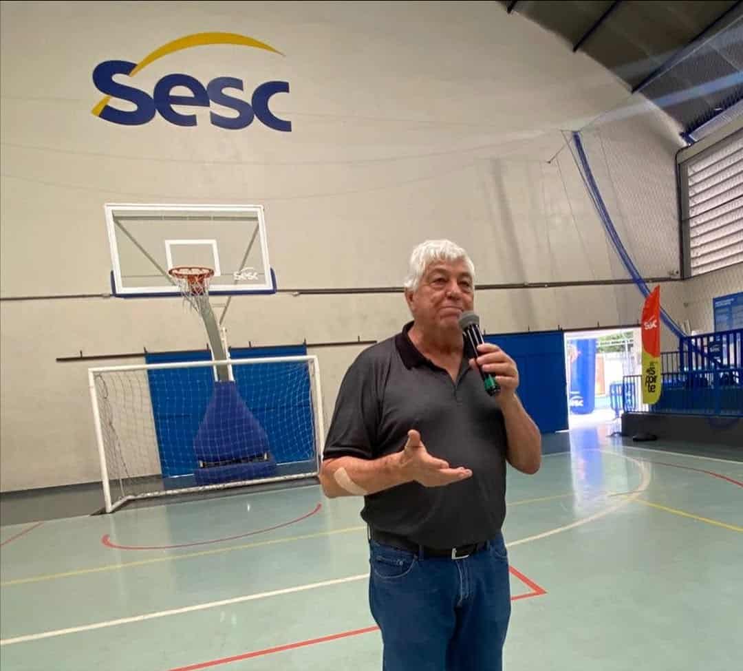 20251022-232642-1-2 Sesc logo no ginásio esportivo.
