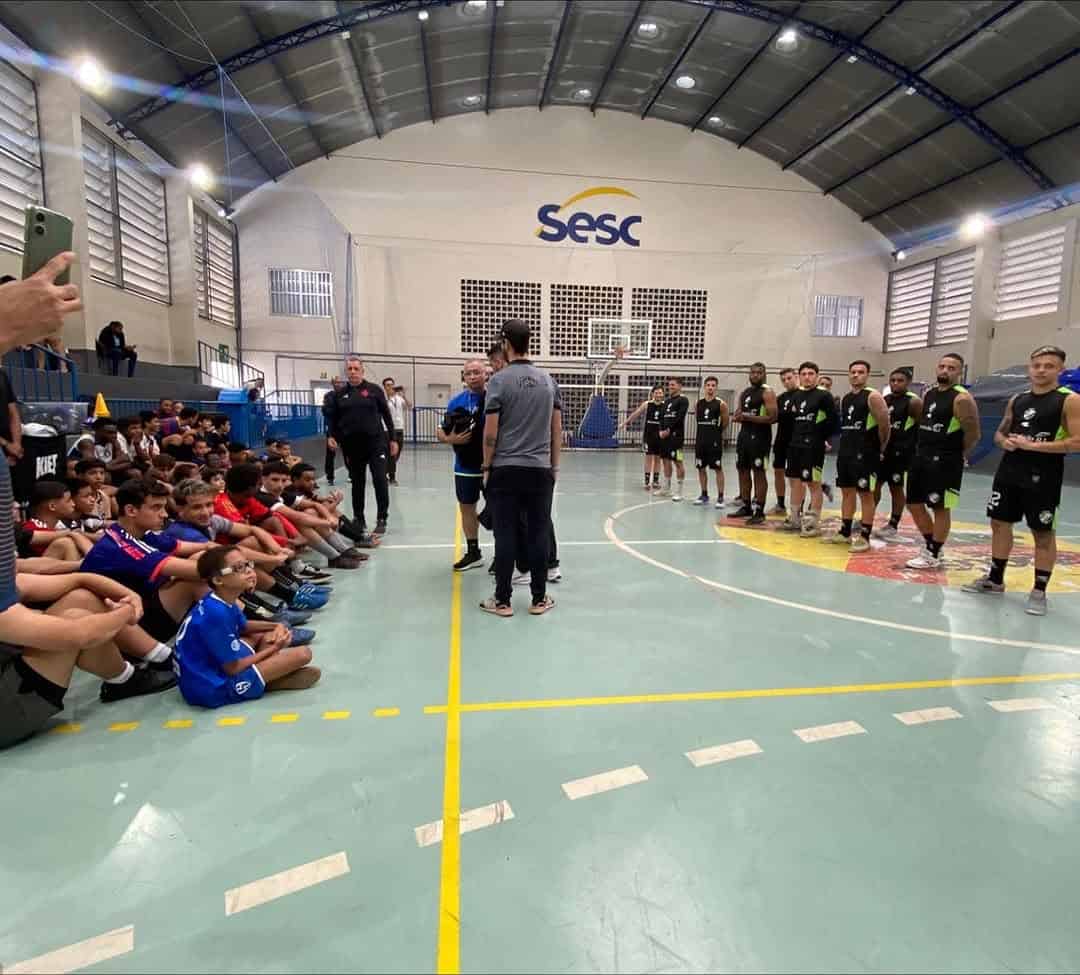 20251022-232642-1-3 Treinamento de basquete no ginásio do Sesc com equipe e jovens atletas.