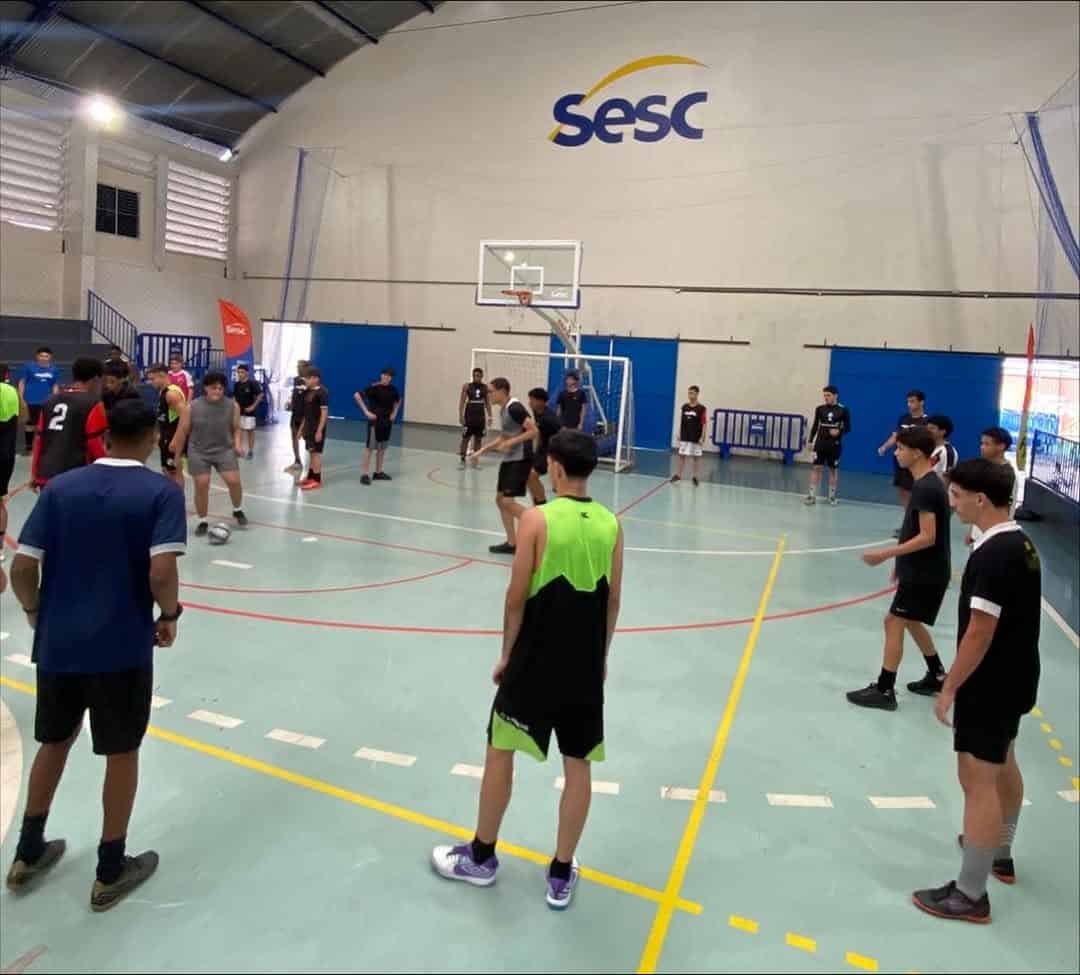 20251022-232642-1-4 Sesc no ginásio com jogadores de futsal treinando.