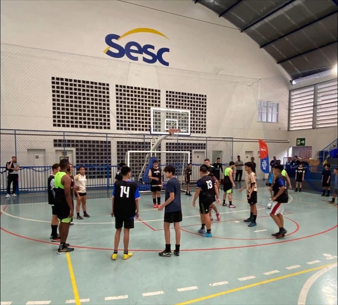 20251022-232643-1-6 Sesc - Quadra de esportes com jovens jogando futsal.