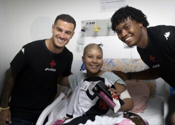 Jogadores do Vasco visitando hospital com menina com câncer.