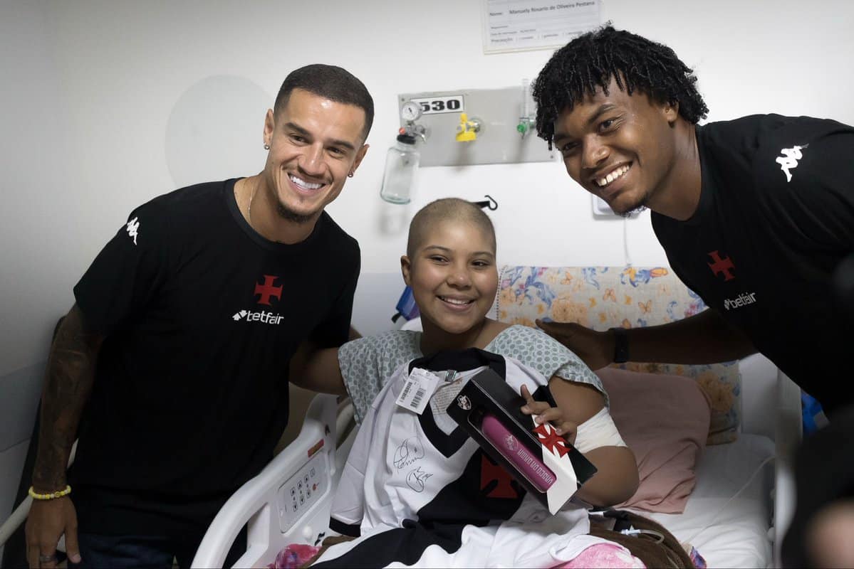 Jogadores do Vasco visitando hospital com menina com câncer.