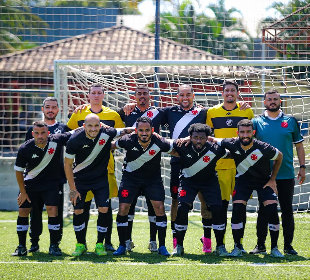 20251023-124346-1-1-1 Jogadores do Vasco da Gama posando no campo de futebol.