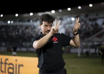 AJ: Técnico do Vasco fazendo sinal de paz com as mãos.