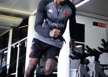 Atleta treinando na academia com uniforme do Vasco.