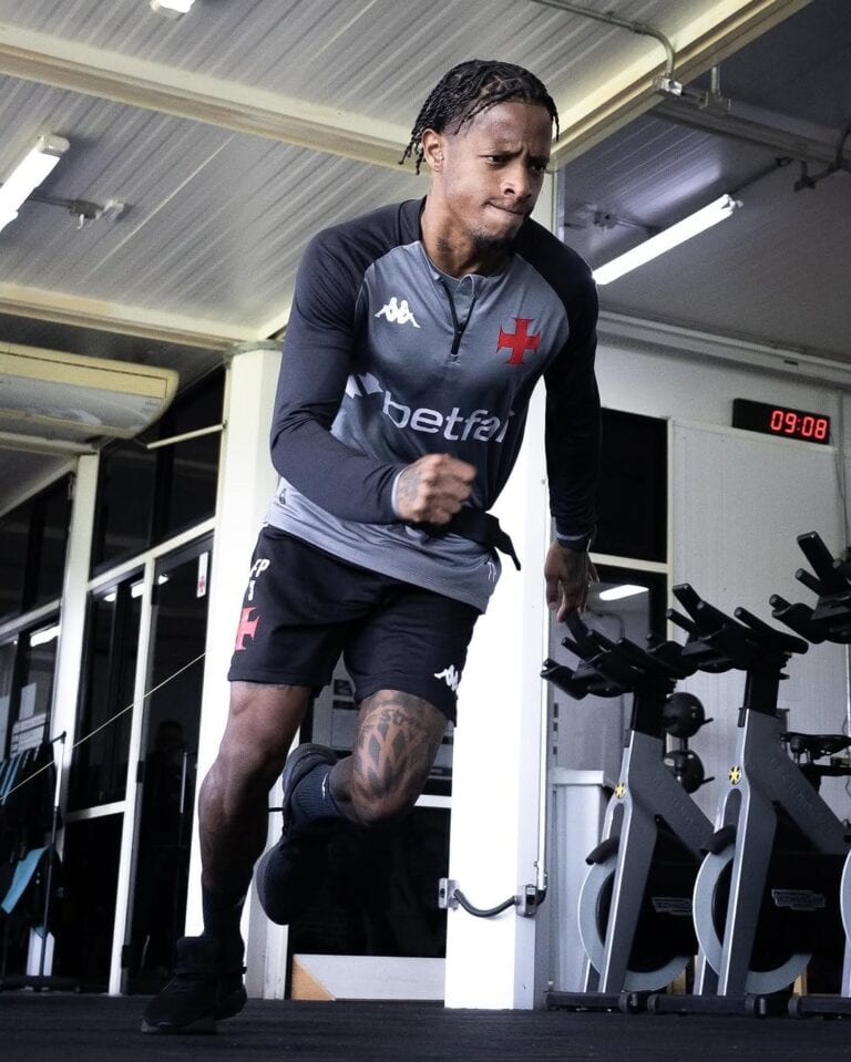 Atleta treinando na academia com uniforme do Vasco.