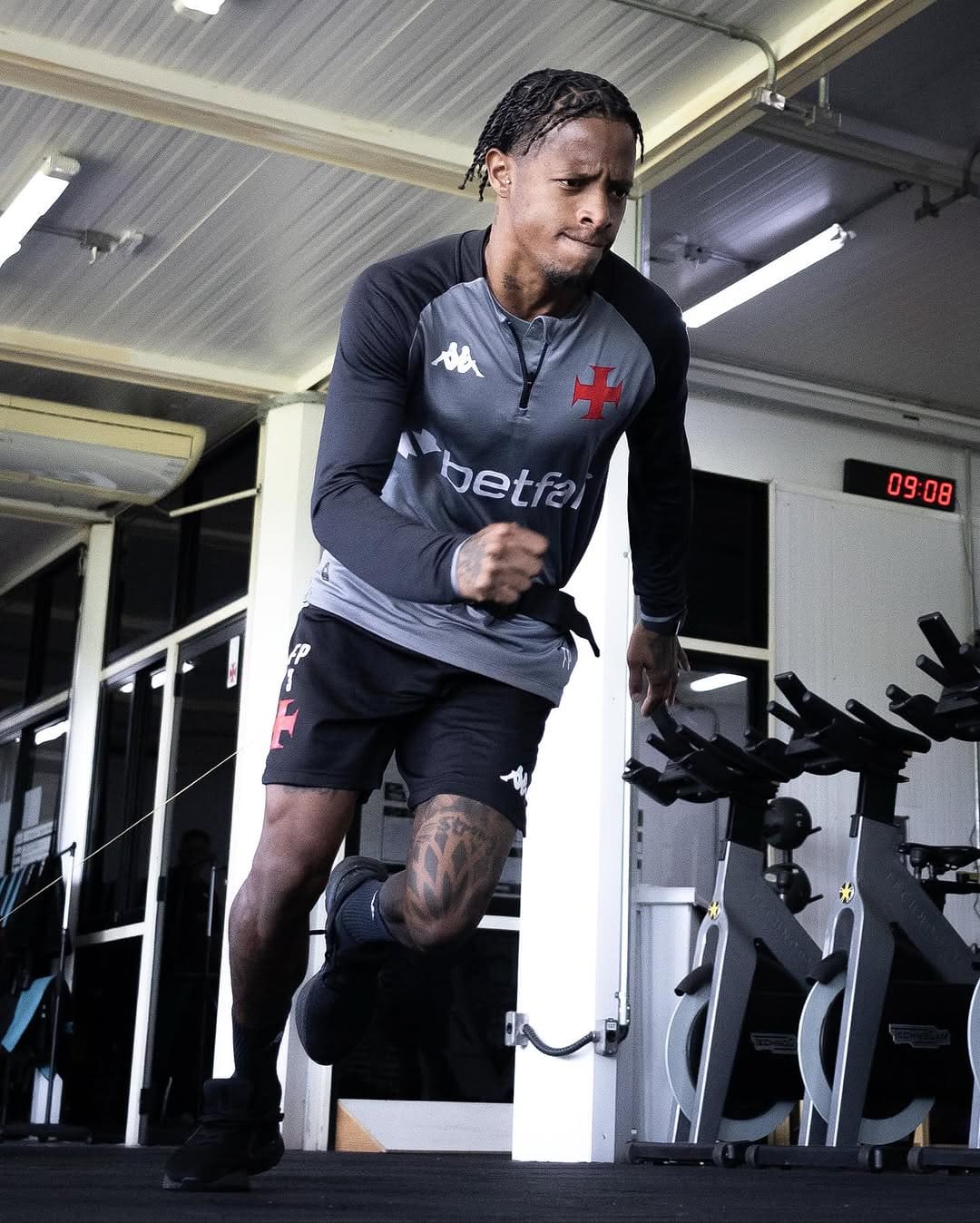 Atleta treinando na academia com uniforme do Vasco.