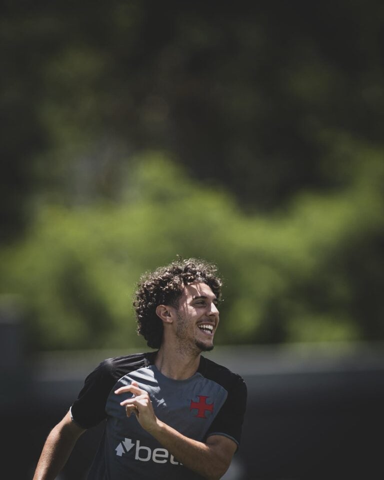 Jovem jogador do Vasco correndo com camisa de desporto.