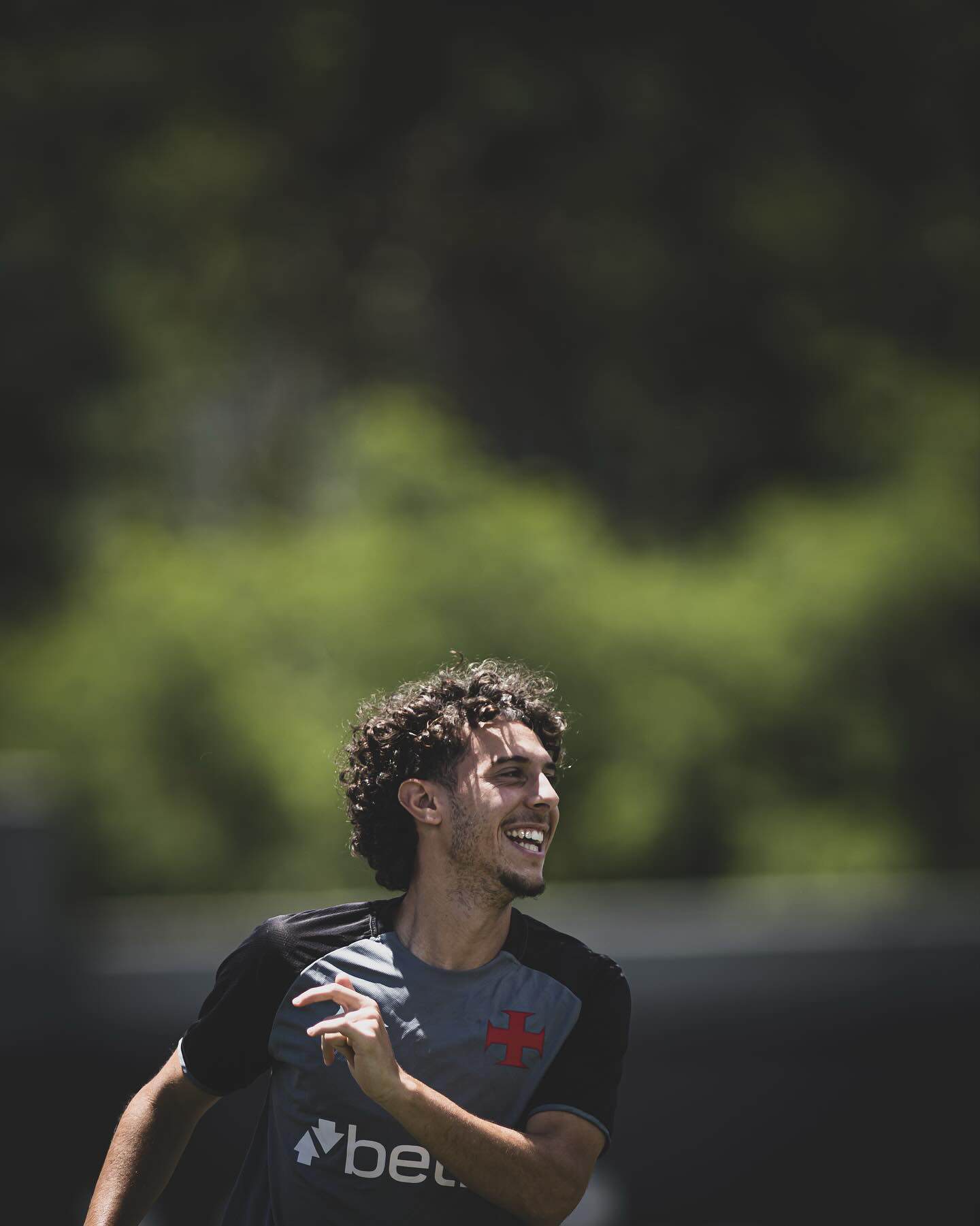 Jovem jogador do Vasco correndo com camisa de desporto.