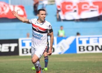 Vasco jogador comemorando gol em campo.