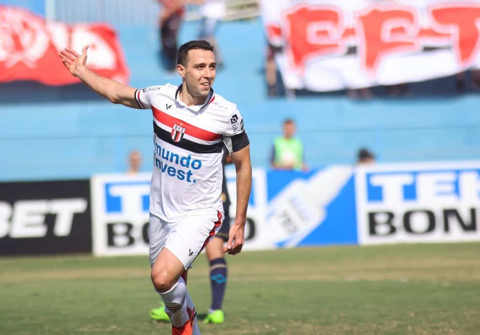 Vasco jogador comemorando gol em campo.