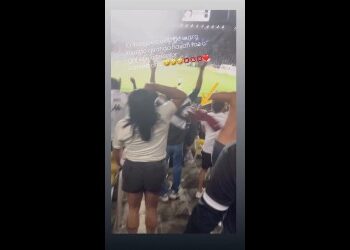 Torcida vascaína vibrando no estádio.