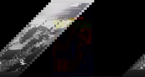 Torcida vascaína vibrando no estádio.