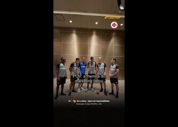 Jogadores do Vasco conversando em evento interno.