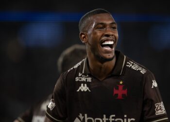 Jogador do Vasco rindo em campo.