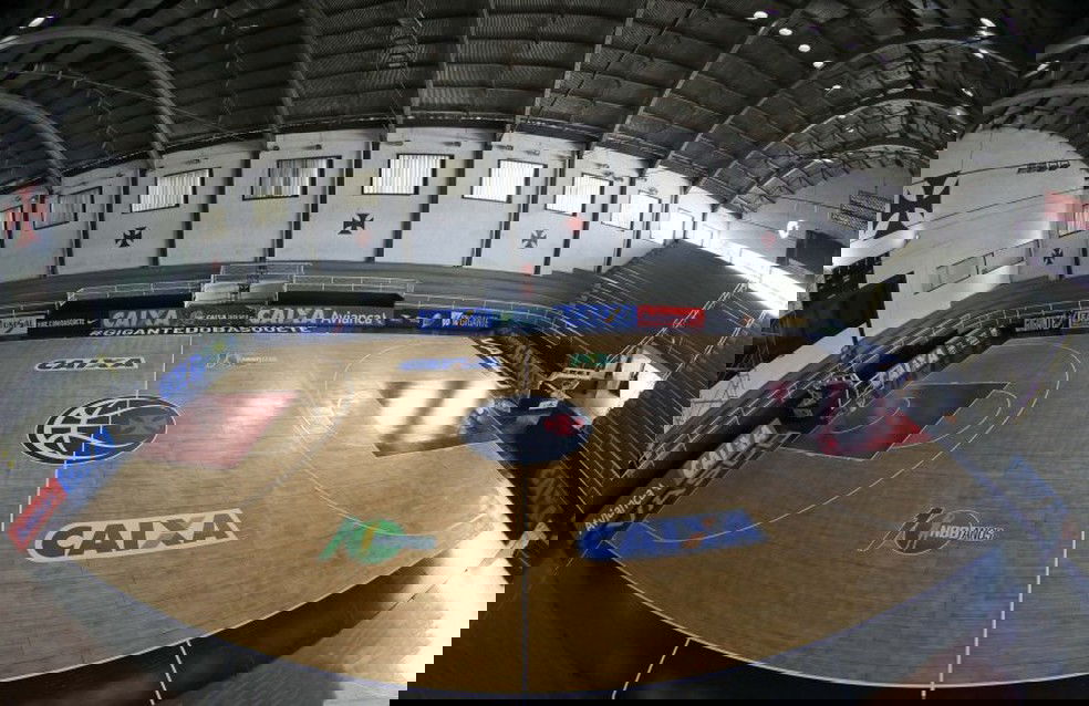 20251024-093916-1-4-ginasio-de-sao-januario-no-rio-de-janeiro-foto-vascocombr-1 Vaga de quadra de basquete coberta com marcações e publicidade.