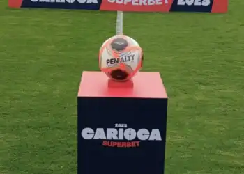 Bola de futebol Penalty em exibição.