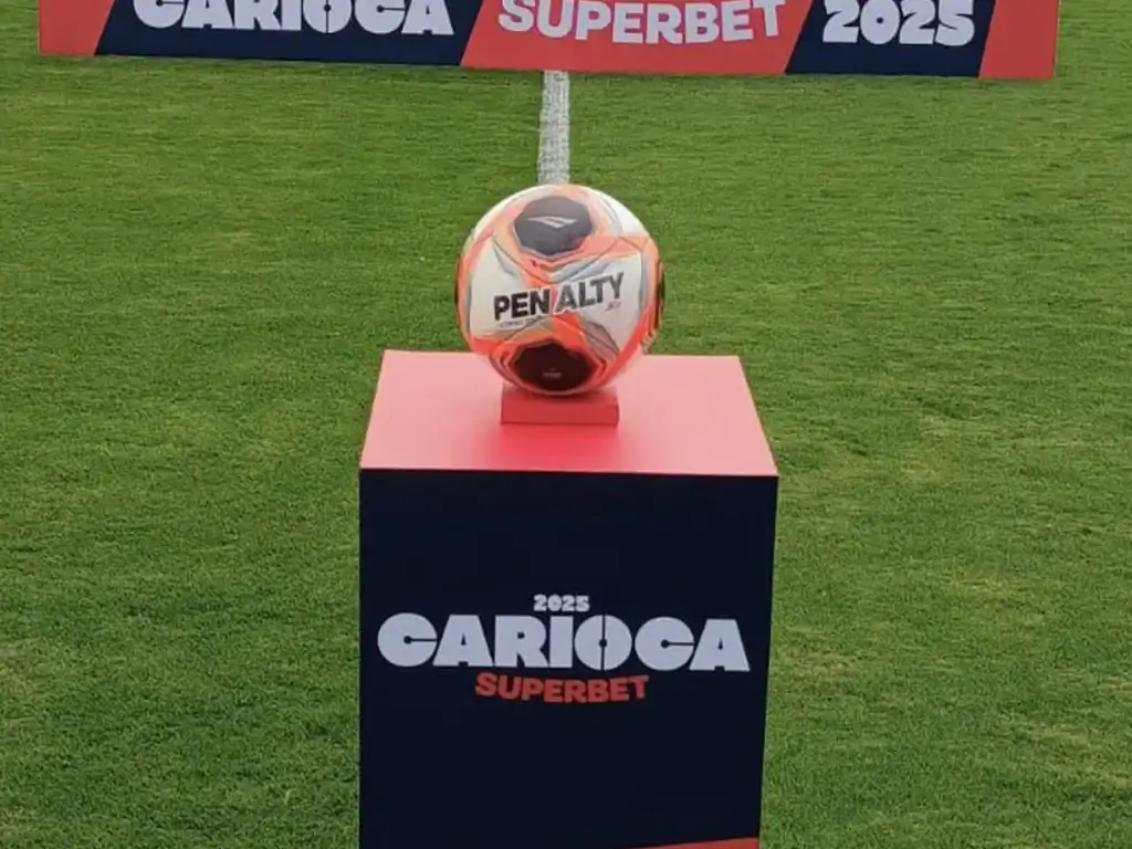 Bola de futebol Penalty em exibição.