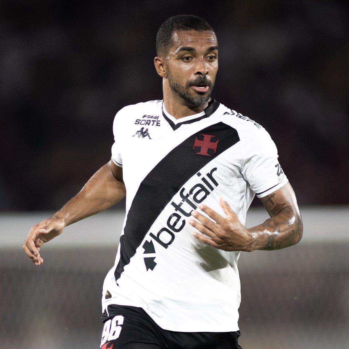 20251024-151125-1-2 JOGADOR DO VASCO EM AÇÃO NO CAMPO.