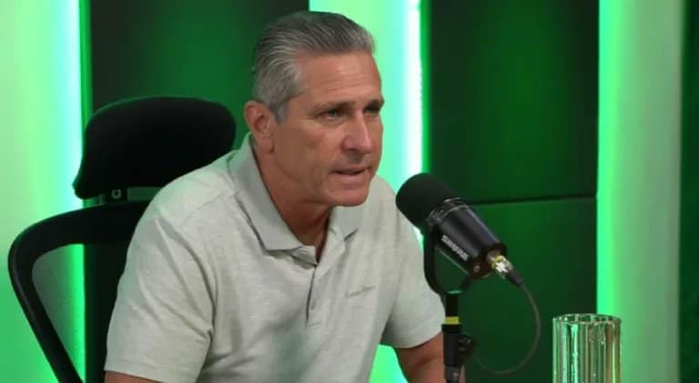 Homem falando em microfone.