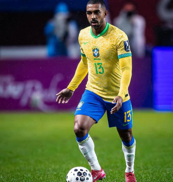 20251024-155812-1-2 Filipe Luís em campo com uniforme do Brasil.