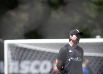 Jogador do Vasco em treinamento de goleiro na linha de gol.