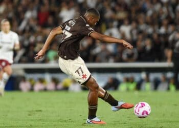 Vasco da Gama jogando futebol em campo.