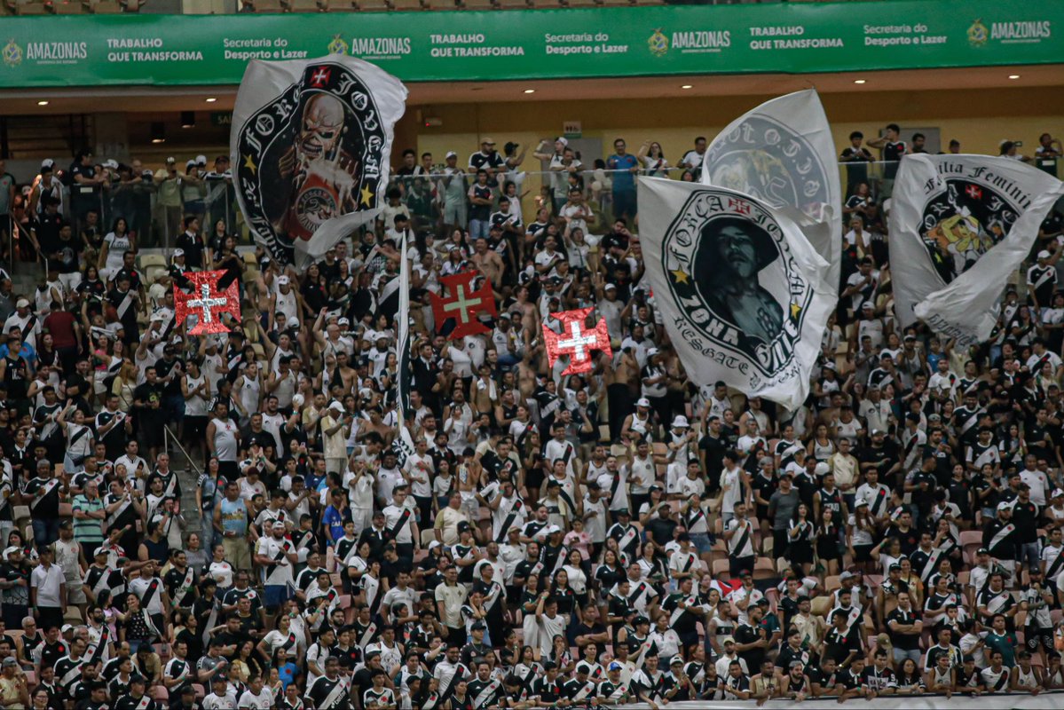 20251024-212418-1-1-1-1 Vasco da Gama torcedores com bandeiras e faixas no estádio.