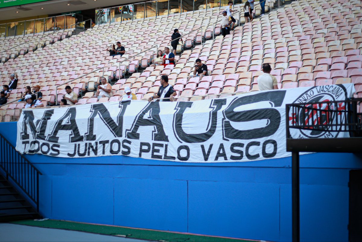 20251024-212418-1-3 Náutico Vasco na arquibancada.