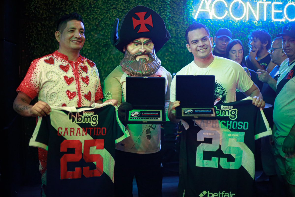 20251024-212418-1-4 Vasco da Gama entrega camisetas personalizadas a torcedores no evento.