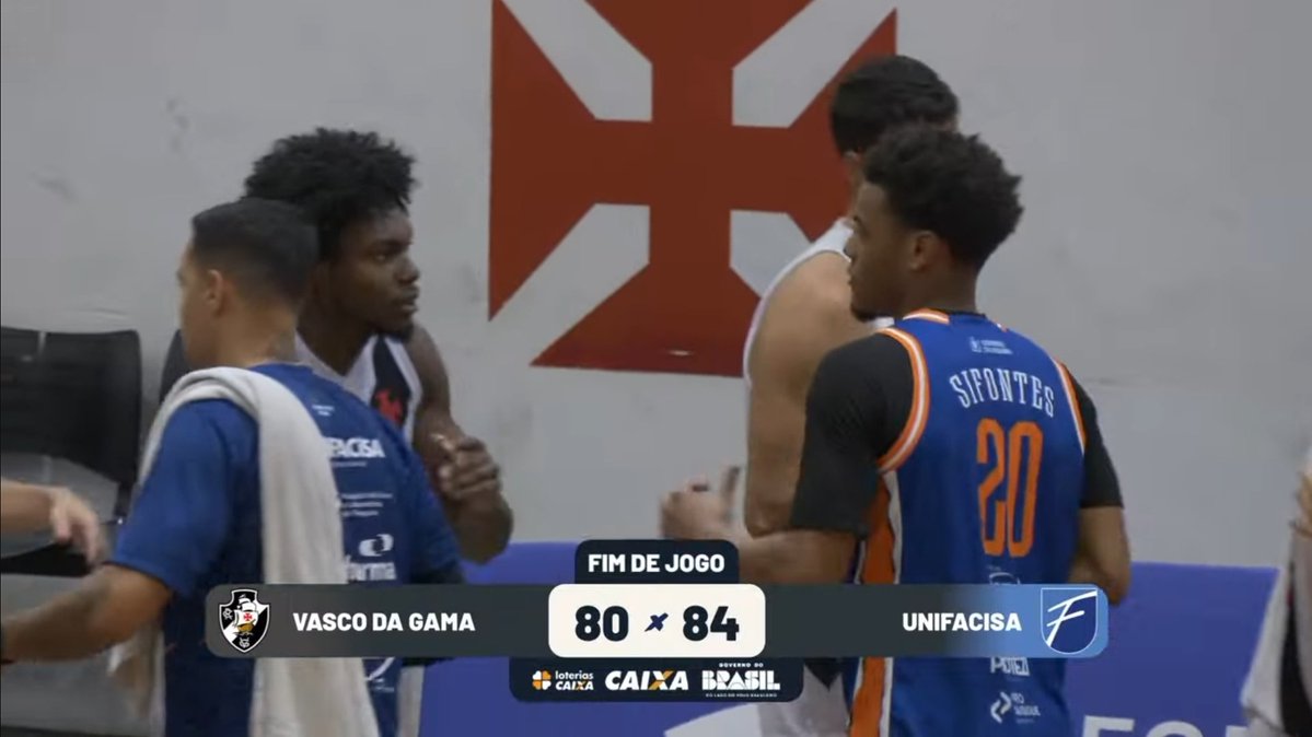 20251024-222204-1-1-1-1 Jogadores do Vasco comemorando vitória no basquete.