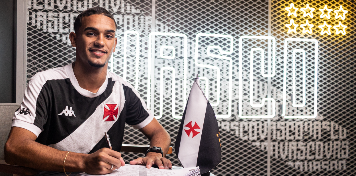 20251024-232902-1-foto-dikran-sahagian-vascocombr-1 Jogador do Vasco assinando contrato com camisa do time.