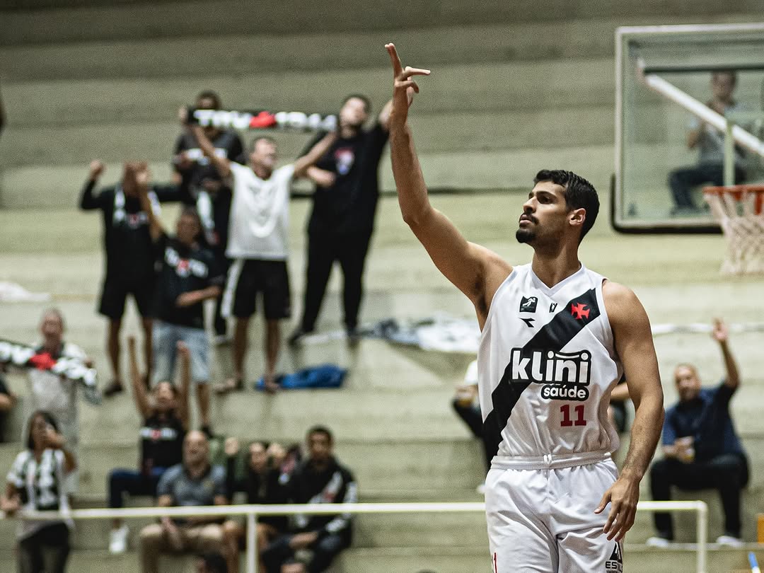 20251024-233156-1-1 Jogador do Vasco celebrando na quadra de basquete.